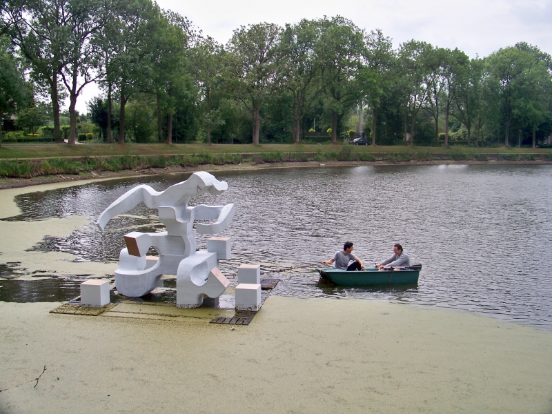 2011 Beeld wordt in de gracht van Zaltbommel geplaatst