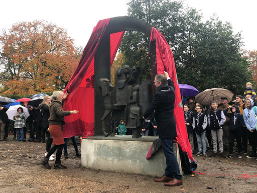 Onthulling van beeld Sint Maarten